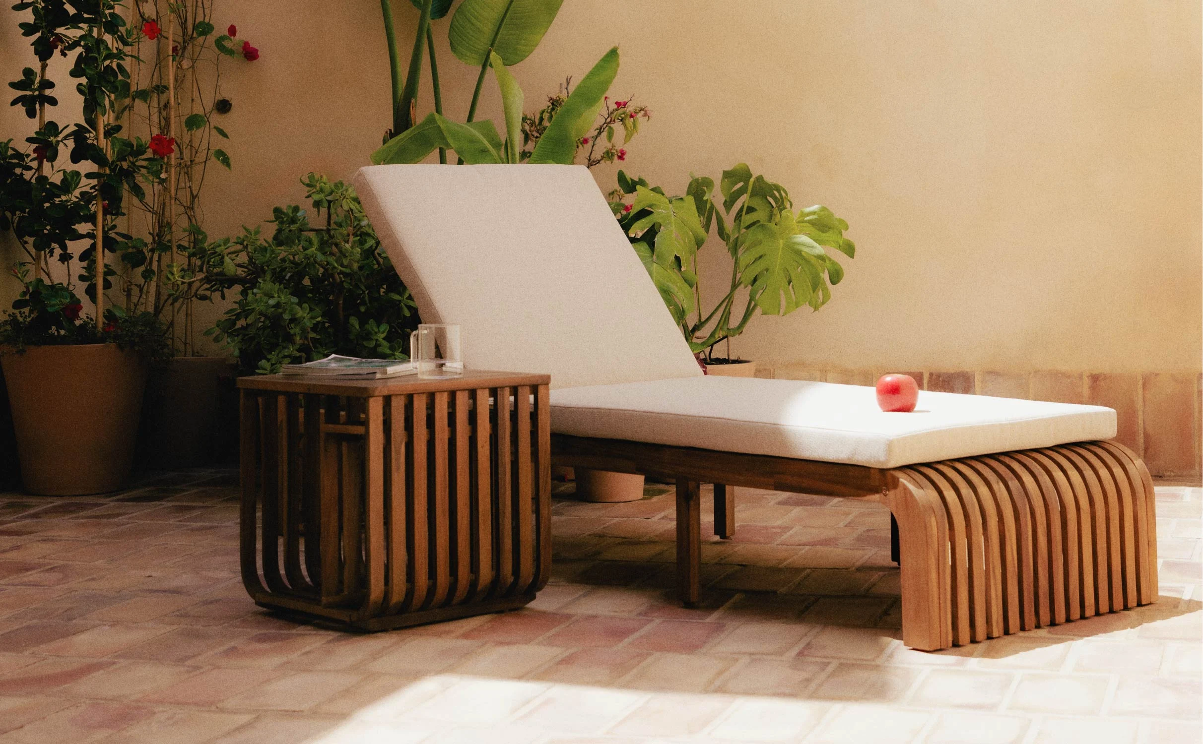 tumbona y mesa auxiliar de madera de acacia hazan