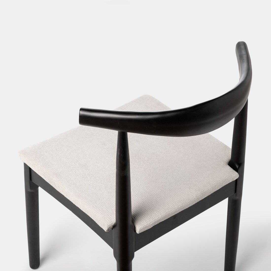 silla en madera de hevea color negro y asiento tapizado gris (2)